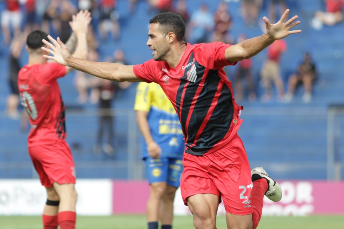 veterano-descartou-propostas-para-acerto-com-o-athletico:-“era-o-dobro-do-salario”