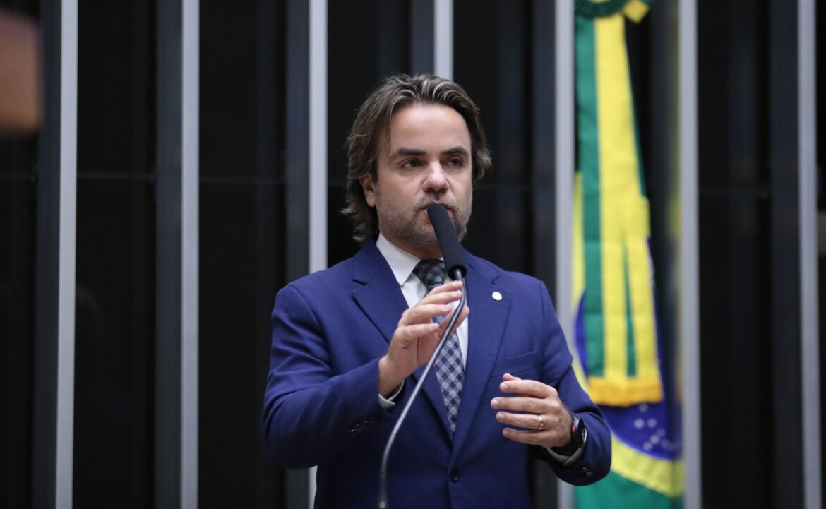 autor-quer-avancar,-nesta-semana,-com-pec-que-muda-idade-minima-em-eleicoes
