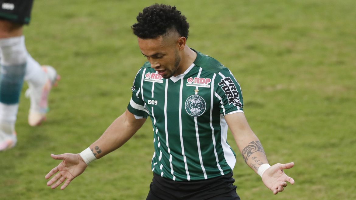 ex-coritiba-e-confundido-com-raphinha-e-vira-alvo-de-mensagens-racistas-de argentinos