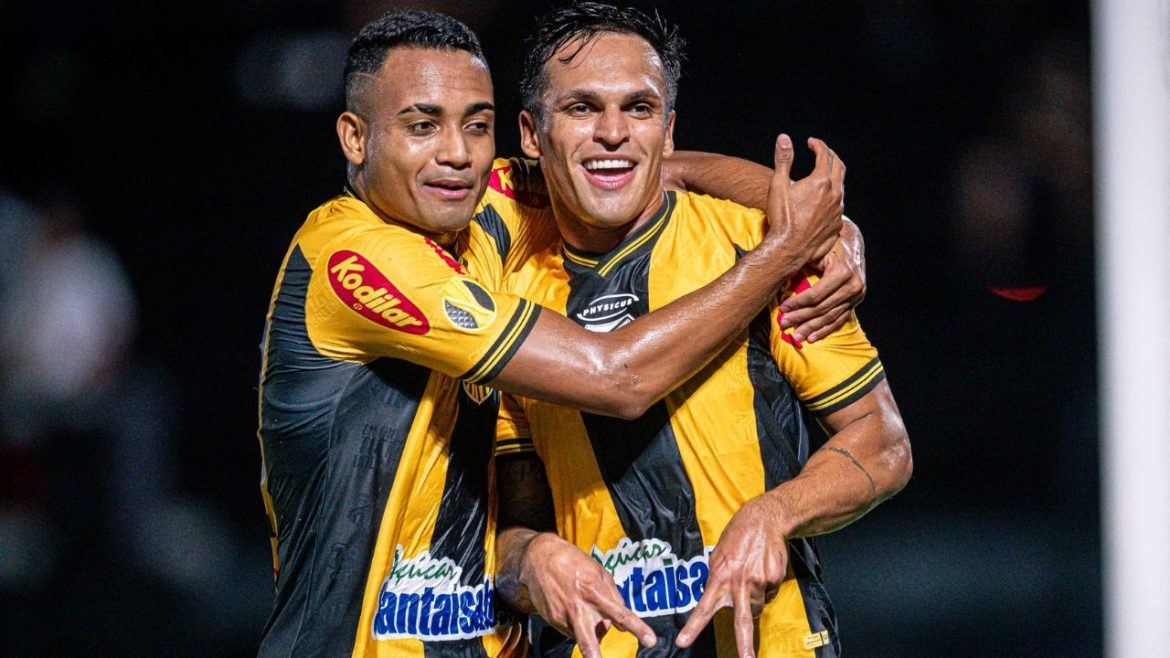 adversario-de-athletico-e-coritiba-demite-tecnico-na-vespera-da-serie-b