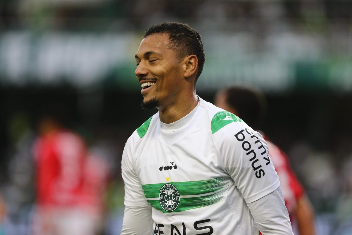 com-gol-no-ultimo-minuto,-coritiba-larga-com-o-pe-direito-na-serie-b