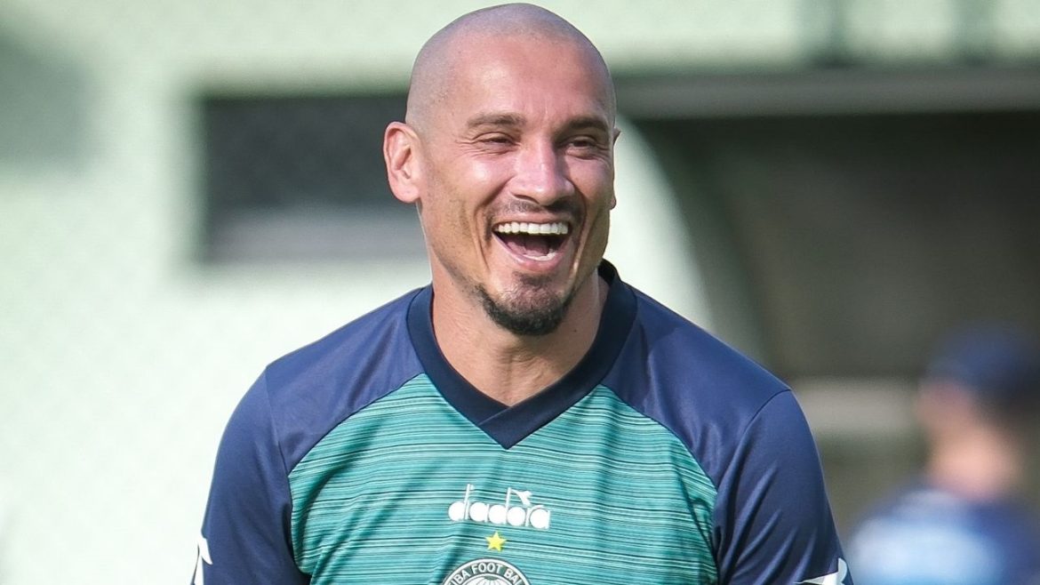 zagueiro-encara-primeira-serie-b-aos-36-anos,-promete-levar-o-coritiba-de-volta-a-elite-e-cita-o-athletico