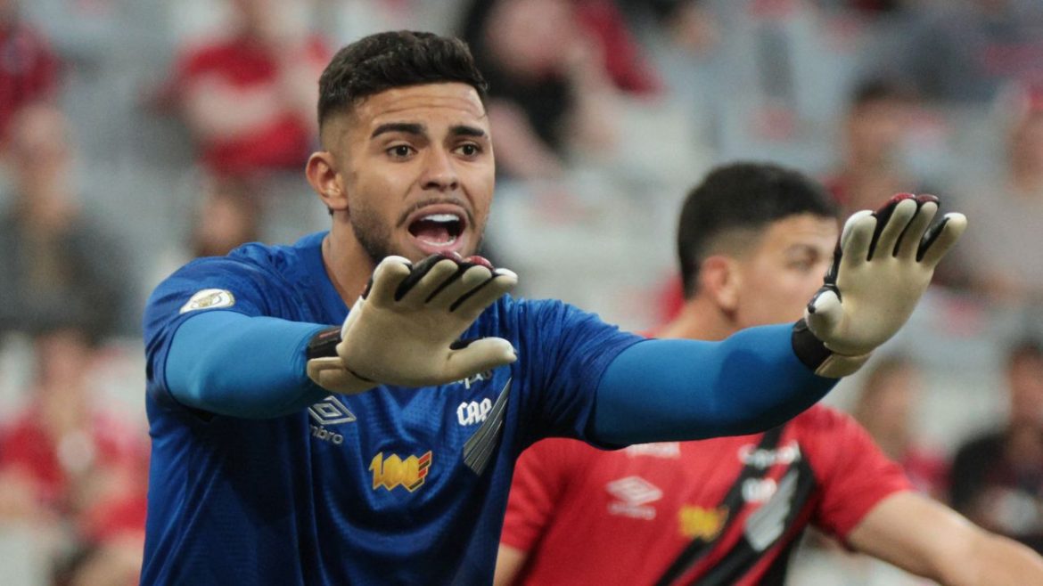 goleiro-do-athletico-faz-cera-e-arbitro-aplica-nova-regra-de-forma-inedita