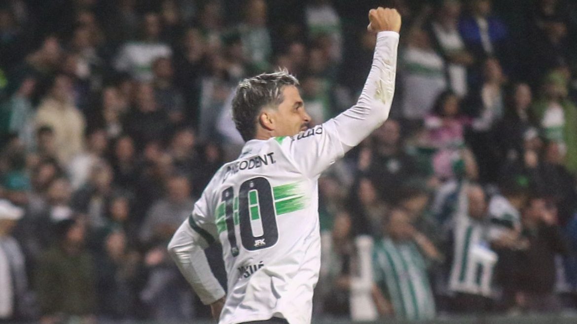 nome-da-vitoria-do-coritiba,-josue-vive-drama-pessoal-e-se-emociona-com-gol
