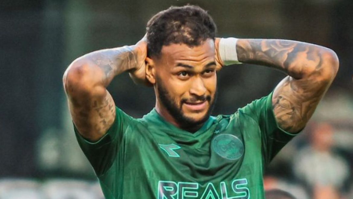 atacante-preterido-pelo-coritiba-vira-unica-opcao-e-volta-a-jogar-apos-dois-meses