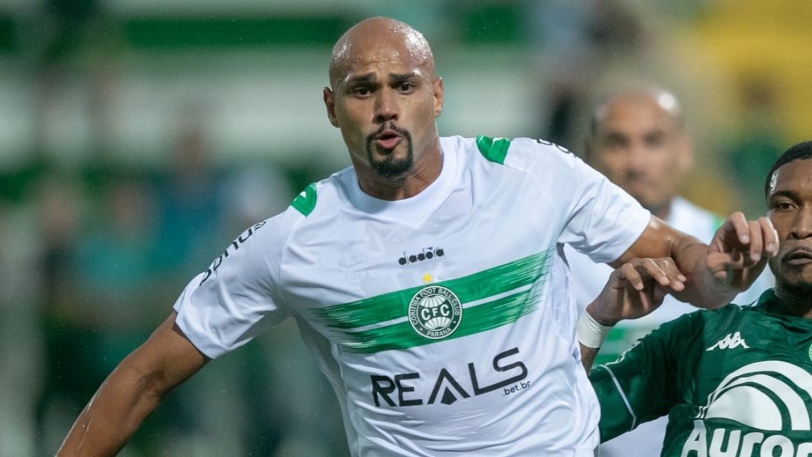 atacante-do-coritiba-revela-drama-familiar-apos-primeiro-gol-na-serie-b
