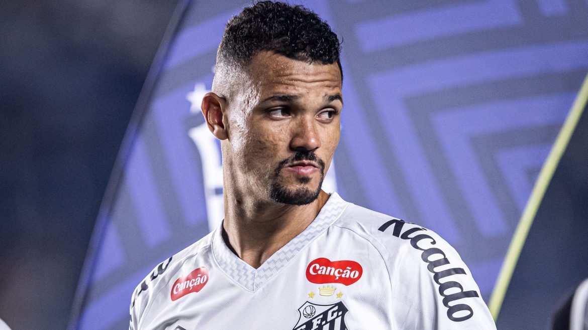 emprestado-pelo-cruzeiro-marca-contra-atletico-mg-e-imita-galinha
