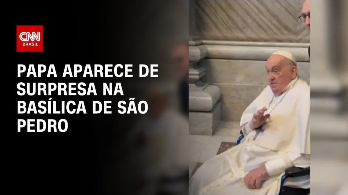 papa-francisco-cumprimenta-multidao-em-papamovel-na-pascoa