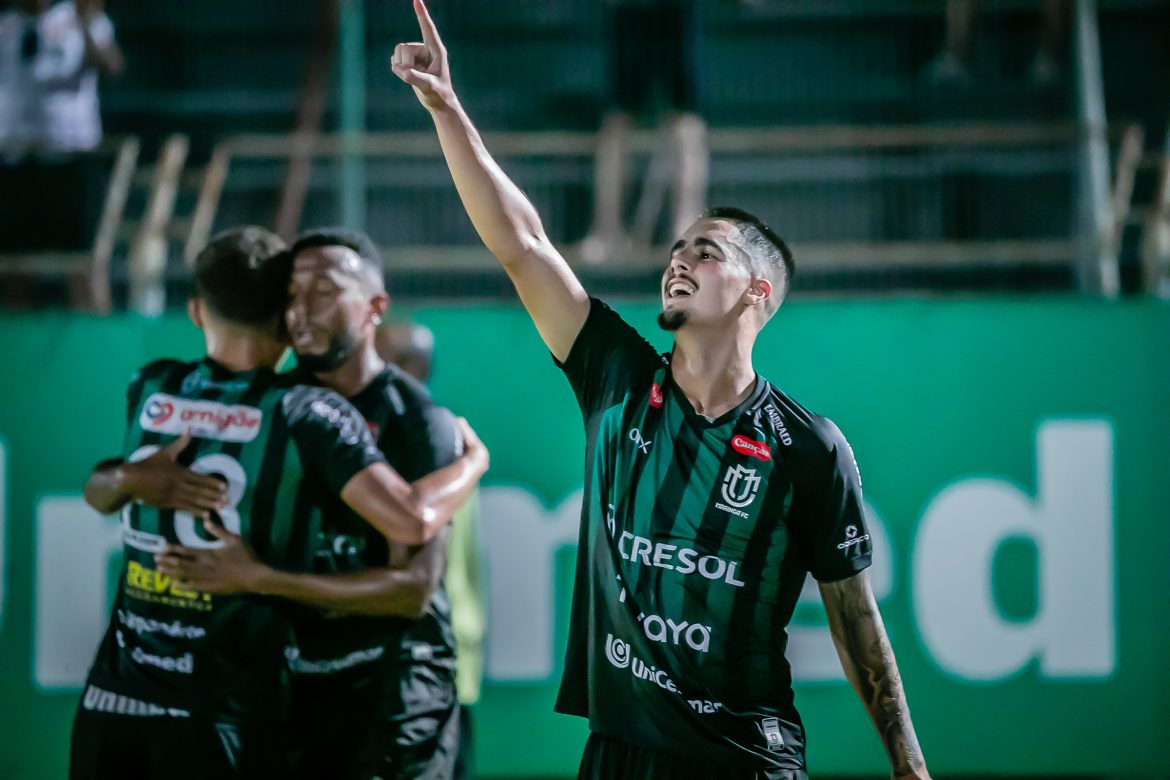 mesmo-com-um-a-menos,-maringa-vira-o-jogo-contra-o-confianca-e-cola-no-topo-da-serie-c