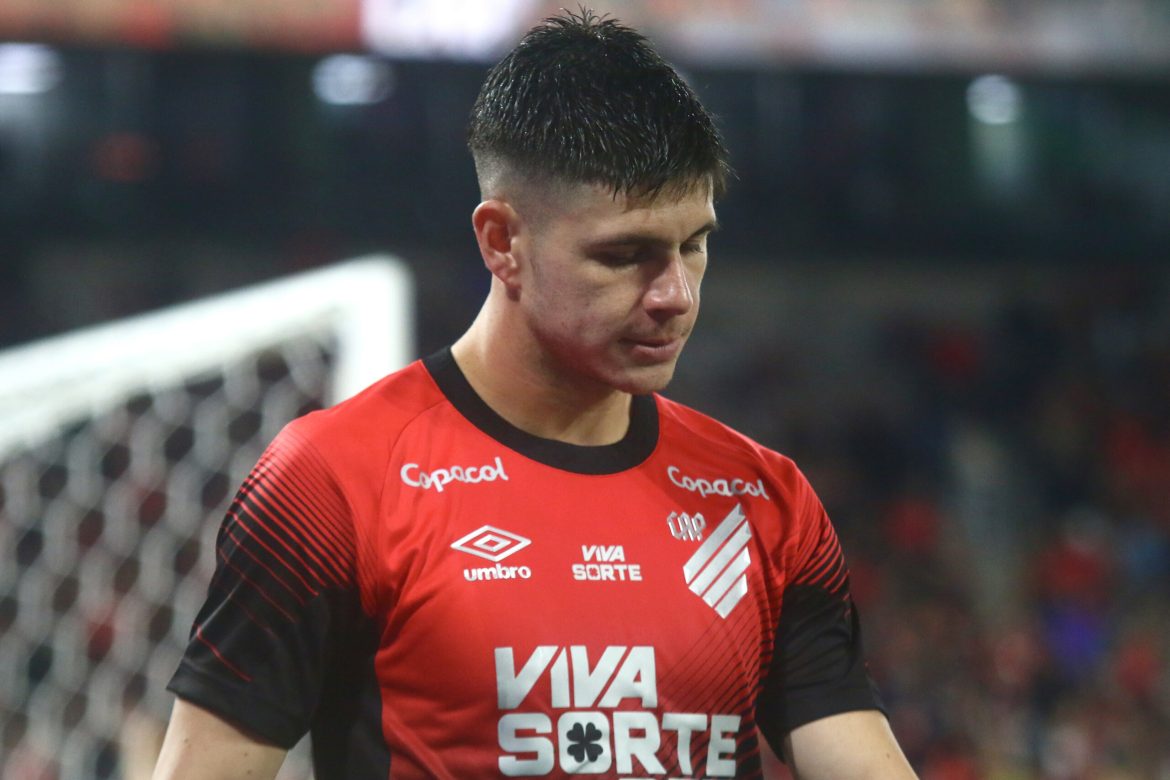 athletico:-zapelli-ganha-homenagem,-mas-e-alvo-de-polemica-em-substituicao