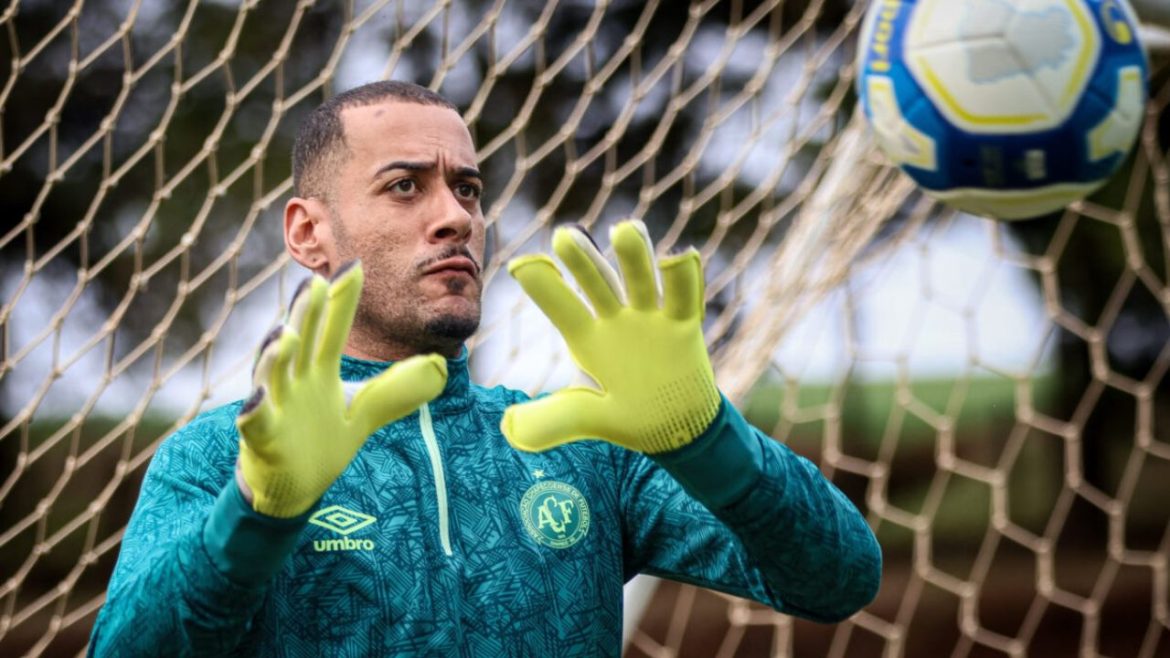 campeao-pelo-athletico,-goleiro-da-chapecoense-relembra-relacao-com-petraglia