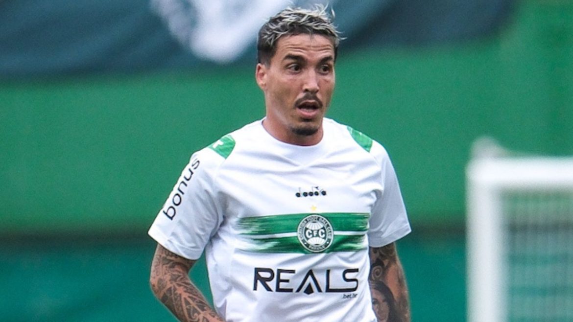 meia-critica-erro-do-coritiba-e-reconhece-piora-em-nova-derrota-na-serie-b