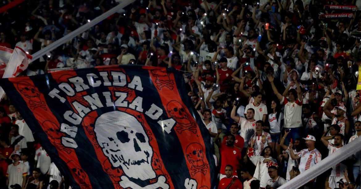 torcedores-do-athletico-hostilizam-jogadores-e-diretoria:-“lixo,-vergonha,-pede-pra-sair”