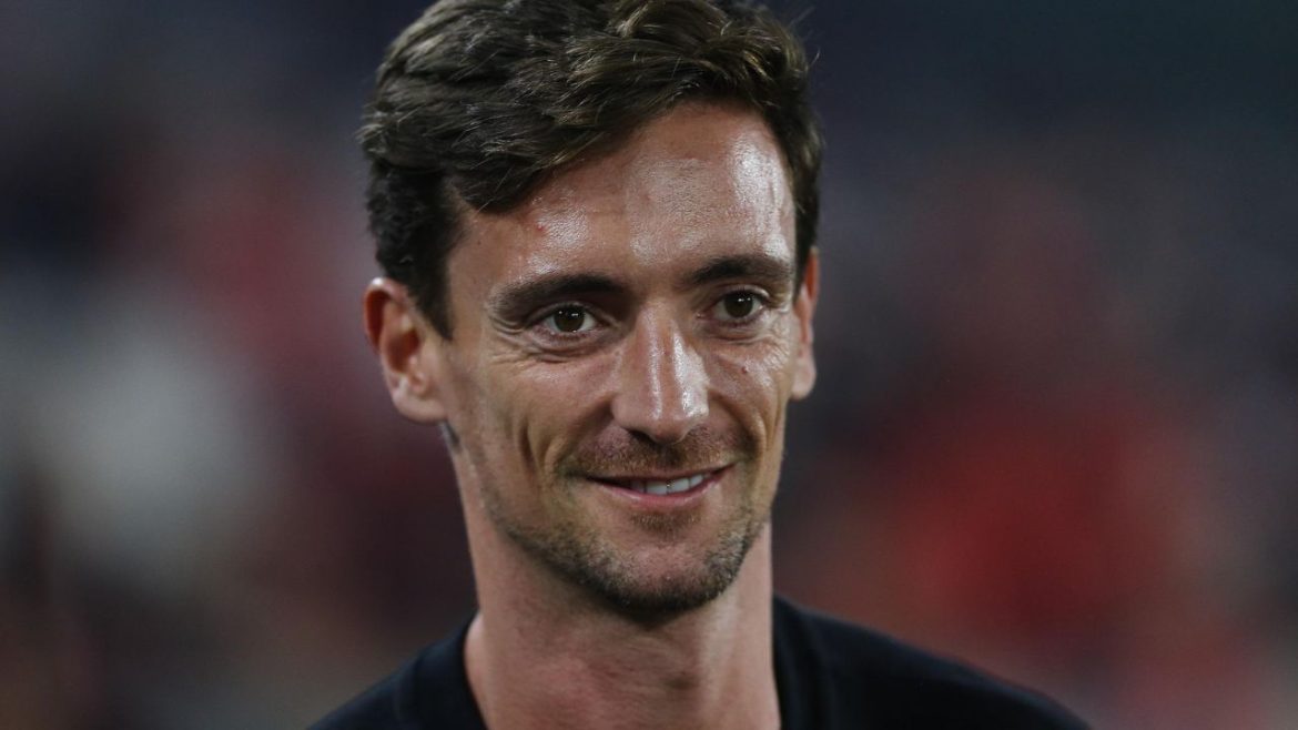 interino-do-athletico-se-compara-a-jorge-jesus-e-xabi-alonso-para-contestar-criticas