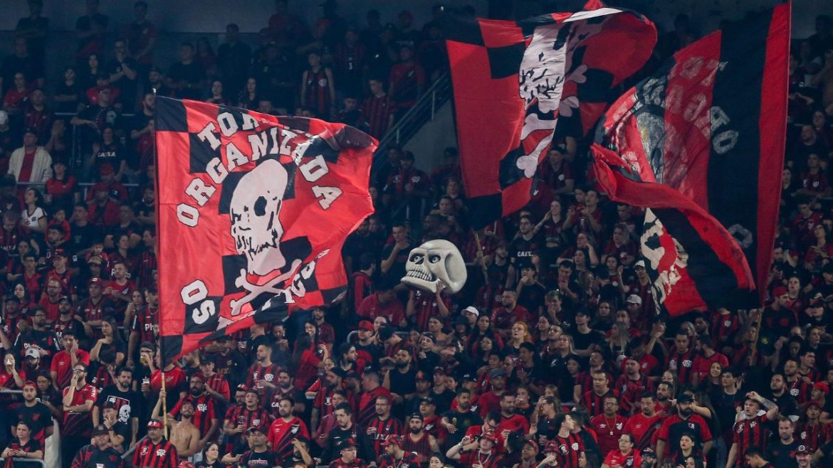athletico:-interino-destaca-torcida-“de-verdade”-apos-nao-ouvir-vaias-na-arena
