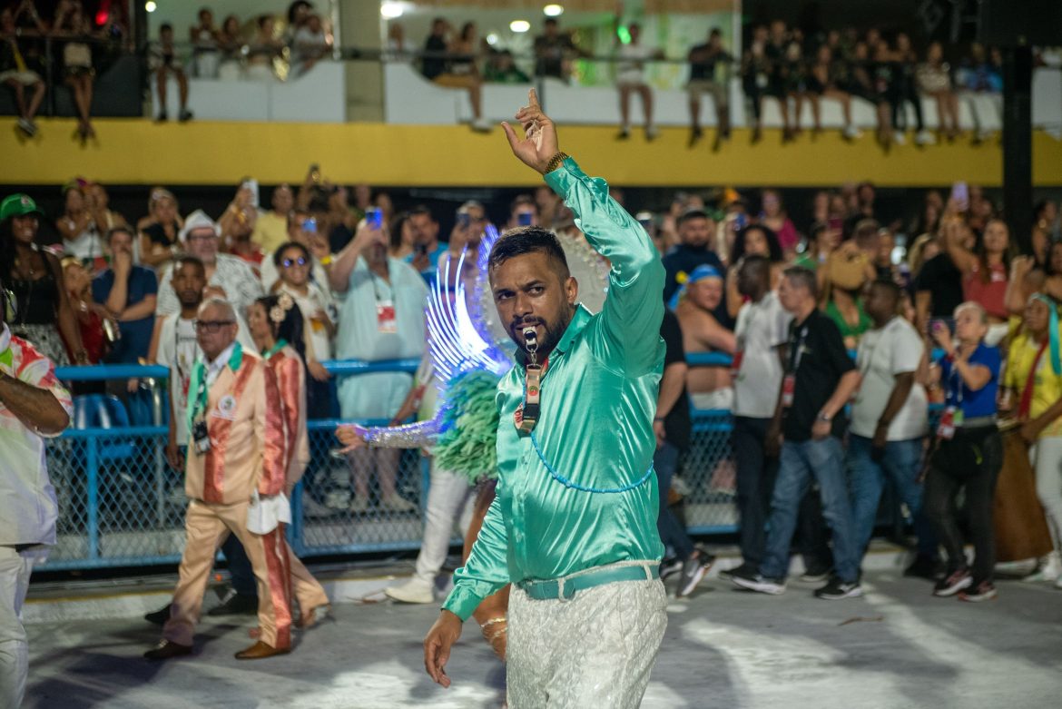 virginia-na-grande-rio:-mestre-de-bateria-se-afasta-das-redes-apos-ataques