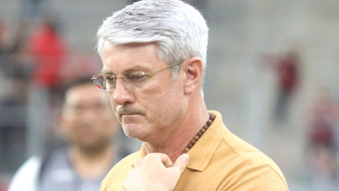 athletico-esta-no-mercado-e-vai-contratar,-garante-odair:-“melhor-gastar-agora”
