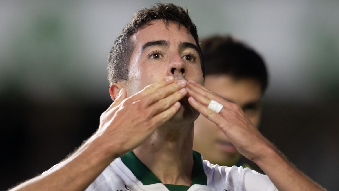 reforco-de-peso-do-coritiba,-de-pena-marca-pela-primeira-vez-e-decide-contra-o-avai