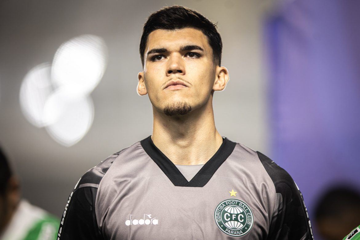 pedro-morisco-brilha-de-novo-pelo-coritiba-e-impressiona-tecnico-do-avai