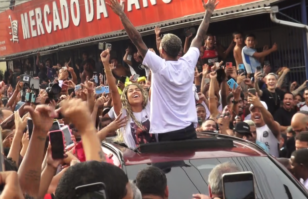 mc-poze-do-rodo-deixa-prisao-em-carro-de-luxo-no-rj;-veja-imagens