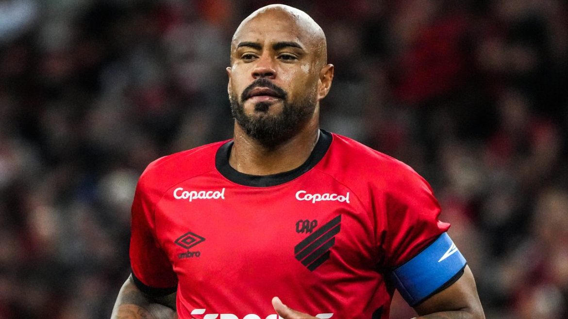 thiago-heleno-esta-de-saida-do-athletico-apos-titulos,-rebaixamento-e-afastamento