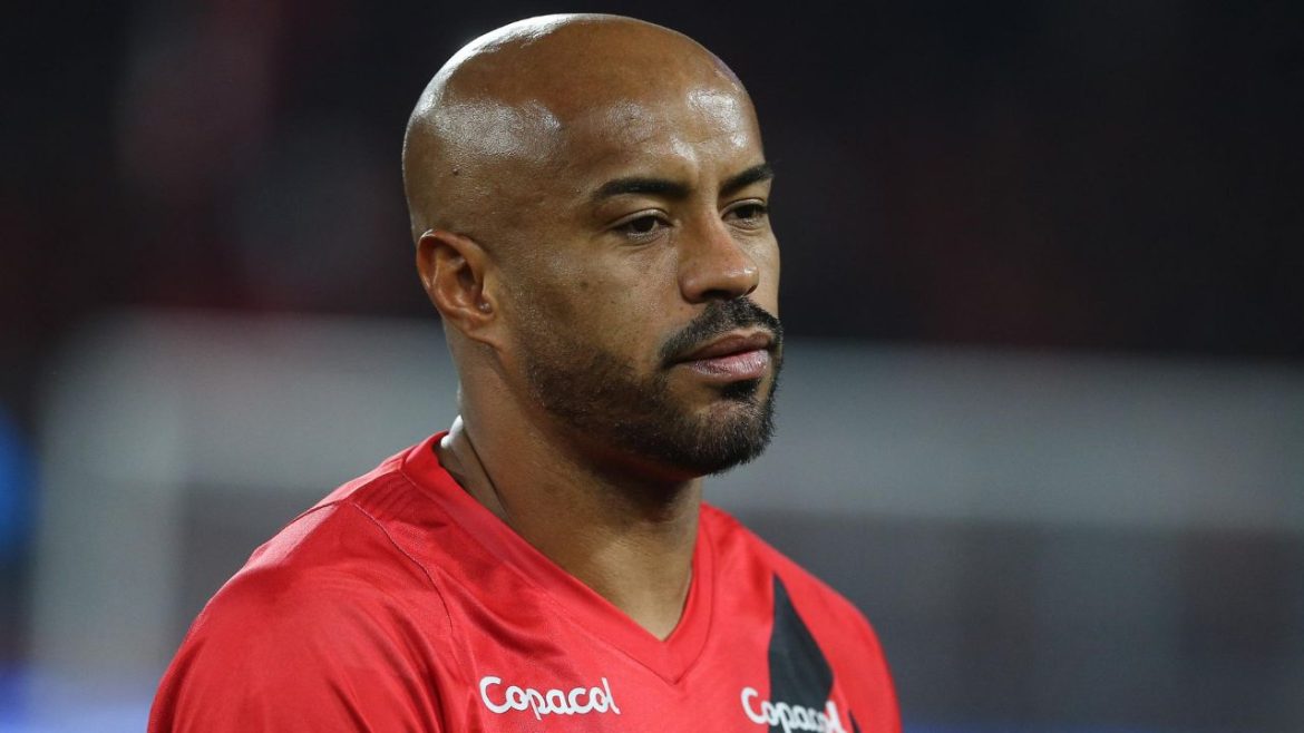 thiago-heleno-chora,-cita-petraglia-e-revela-bastidores-de-queda-e-saida-do-athletico