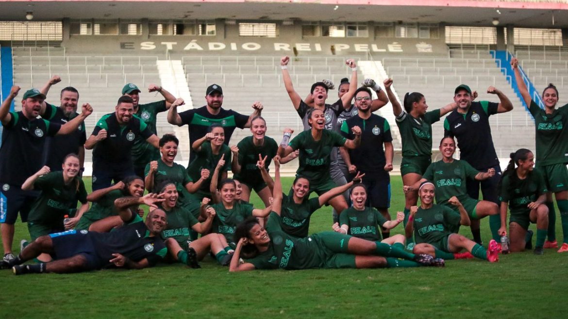 como-cobranca-da-torcida-do-coritiba-ajudou-para-confirmar-jogo-historico-do-time-feminino-no-couto