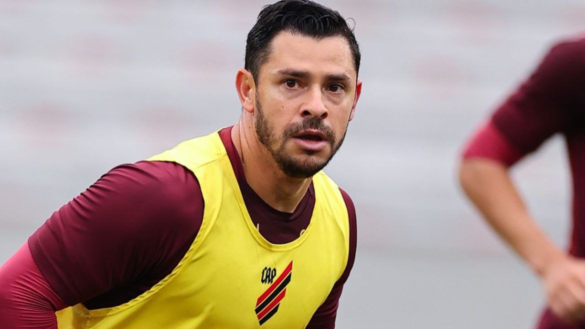 com-desfalques,-athletico-aposta-na-base-contra-o-atletico-go;-veja-as-provaveis-escalacoes