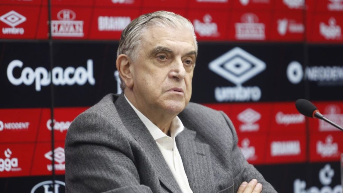 petraglia-volta-a-ser-alvo-da-torcida-do-athletico;-conselheiro-tenta-reuniao-extraordinaria