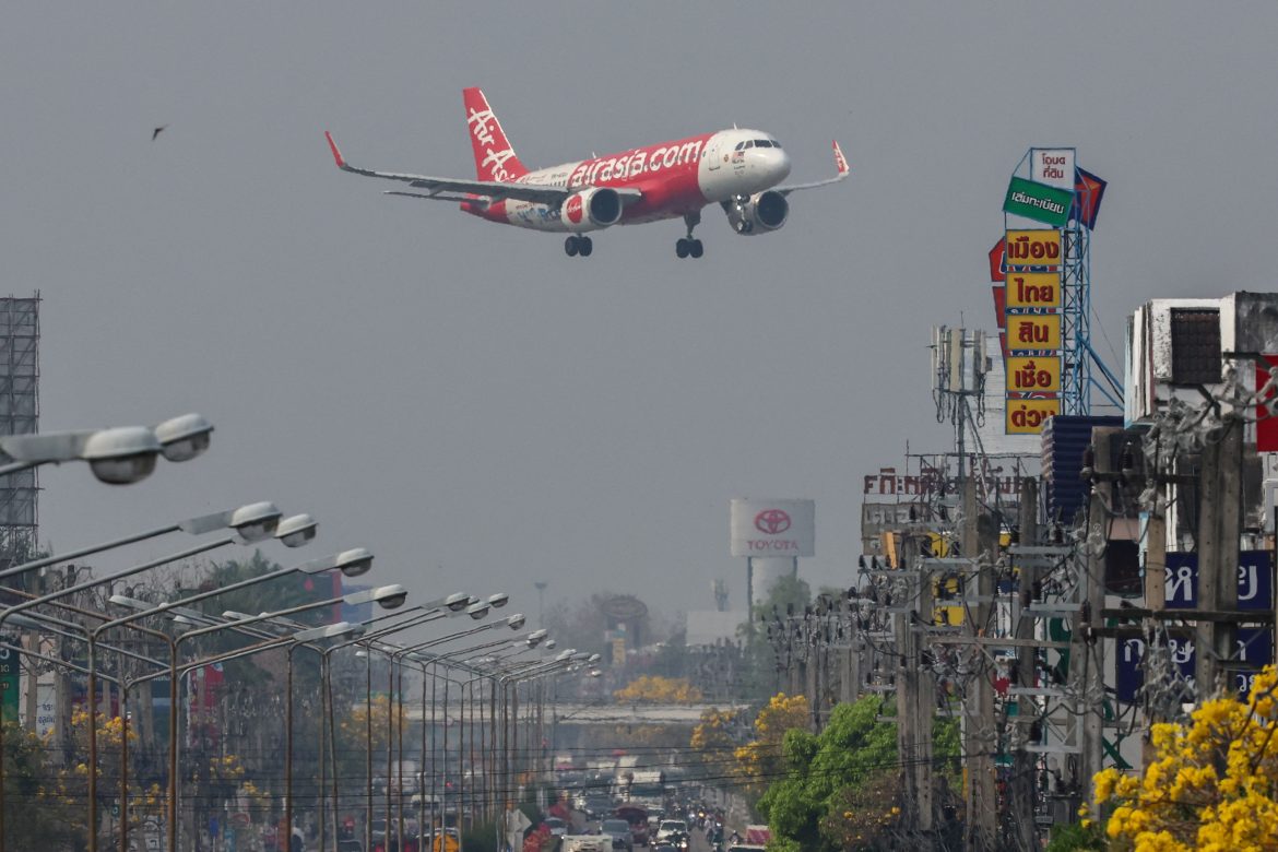 airasia-avalia-airbus-e-embraer-para-encomenda-de-100-avioes,-dizem-fontes