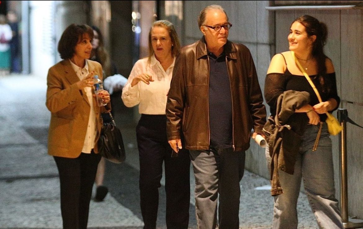 tony-ramos-faz-rara-aparicao-com-a-neta-ao-prestigiar-peca;-veja-fotos