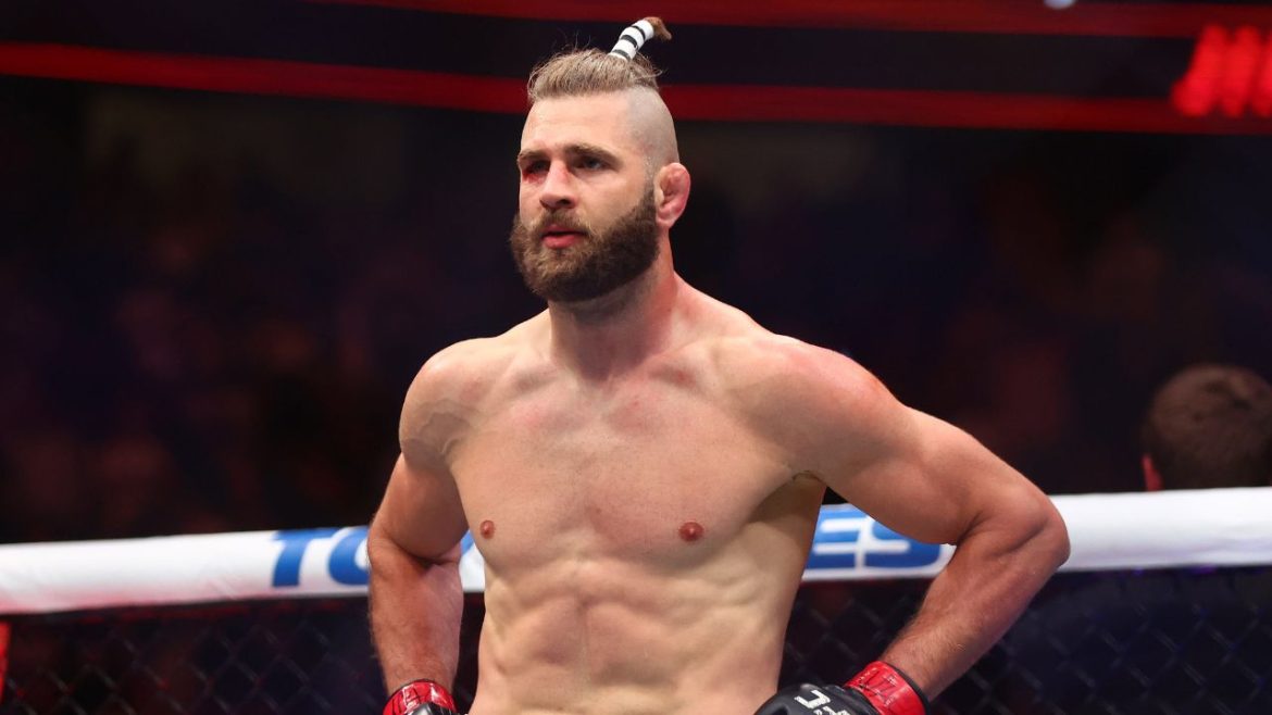 ufc:-prochazka-tenta-passar-poatan-para-tras-e-desafia-ankalaev