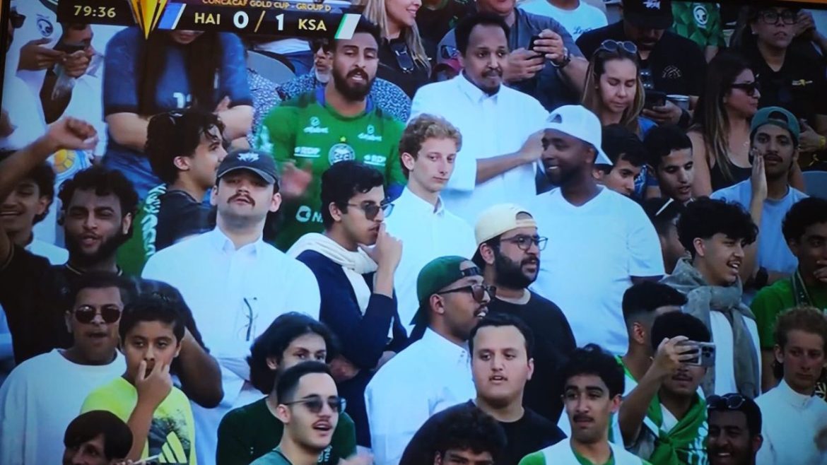 camisa-do-coritiba-ganha-destaque-em-torcida-da-arabia-saudita:-“vamos,-coxa!”