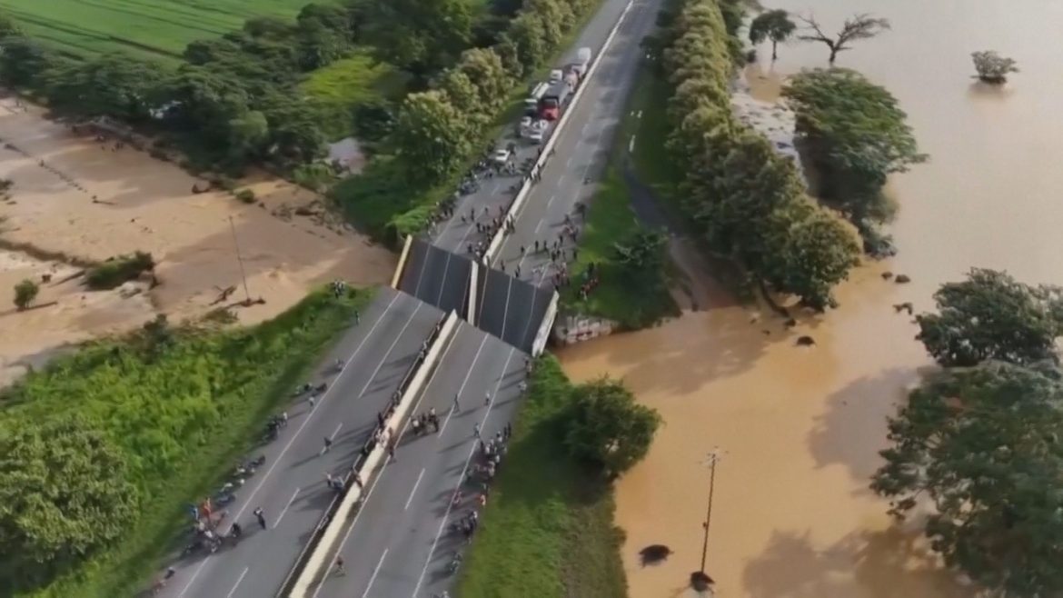ponte-desaba-em-rodovia-na-venezuela-apos-chuvas-intensas