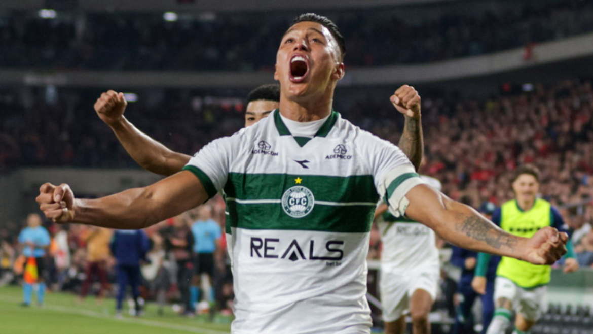 apos-sair-de-ambulancia,-capitao-vira-o-heroi-do-coritiba-no-classico