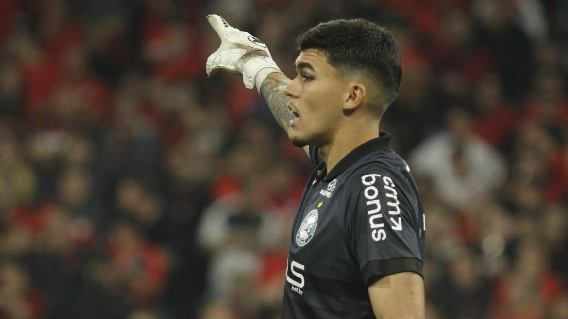 “fui-pouco-exigido”:-goleiro-do-coritiba-aponta-motivo-para-vitoria-sobre-o-athletico