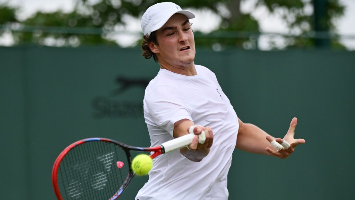 joao-fonseca-atinge-torcedora,-se-desculpa-e-a-presenteia-em-wimbledon