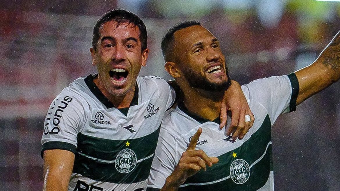 coritiba-sofre,-mas-vence-com-penalti-no-fim-e-segue-lider-da-serie-b