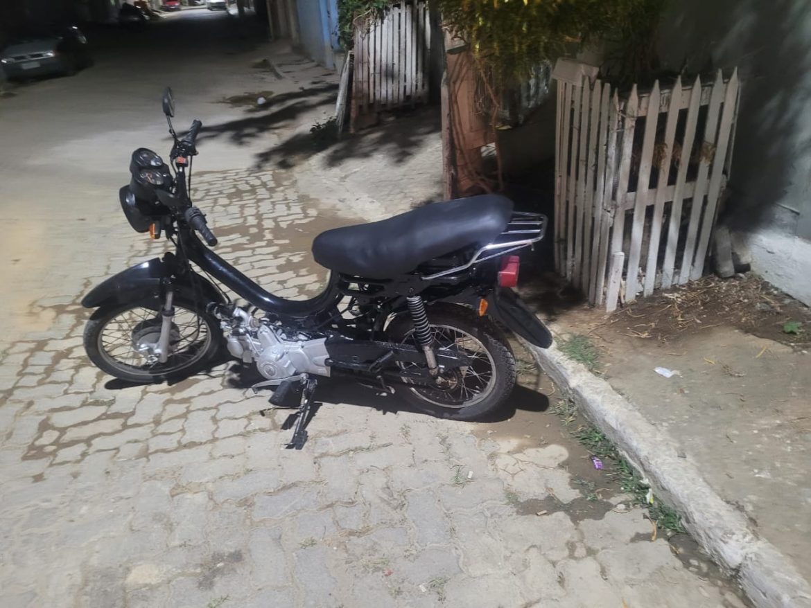 adolescente-rouba-celular,-tira-foto-com-aparelho-e-e-localizado-pela-pm