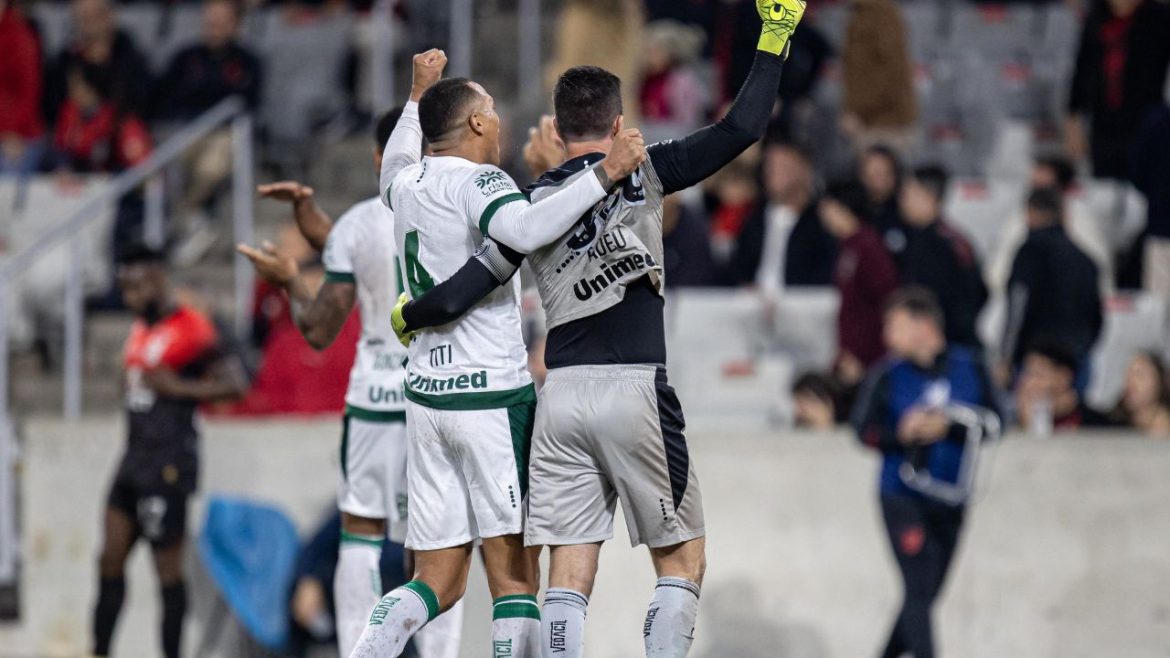 cria-do-coritiba,-algoz-do-athletico-celebra-marca-historica-na-arena:-“cenario-perfeito”