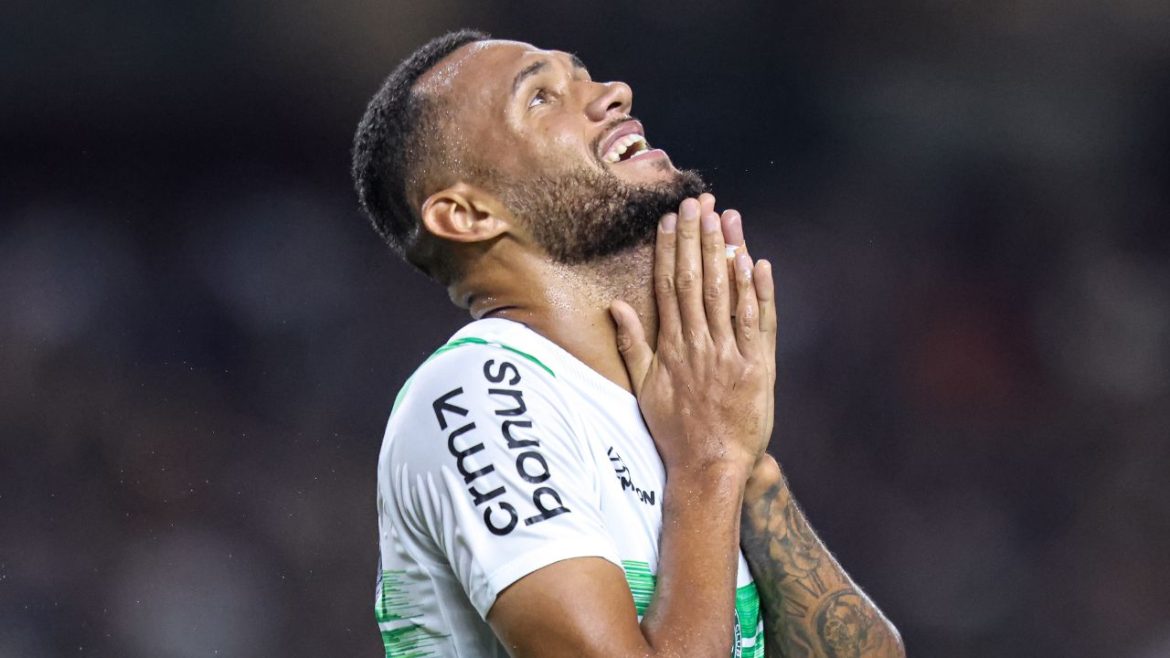 coritiba-segue-solido-na-defesa,-mas-ataque-pifio-deixa-a-torcida-impaciente