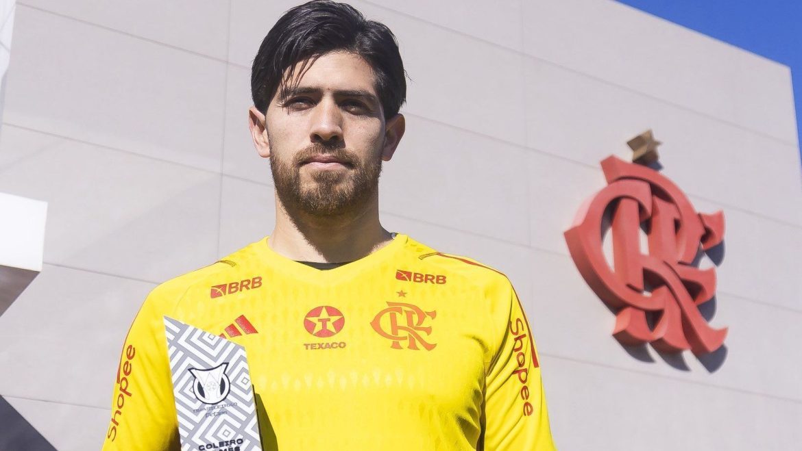 flamengo:-rossi-recebe-premio-de-melhor-goleiro-do-brasileirao-em-julho