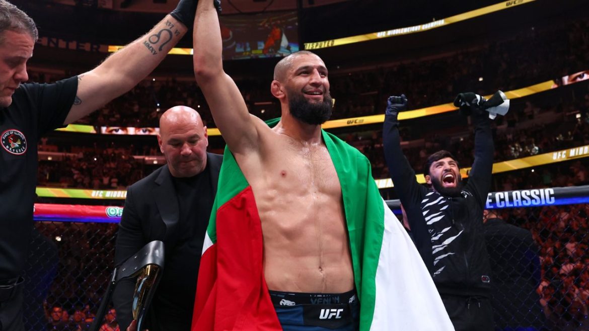 ufc-319:-chimaev-tira-cinturao-de-du-plessis-e-se-torna-o-novo-campeao-peso-medio