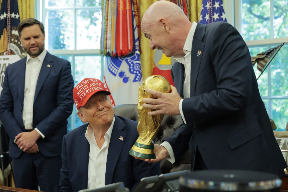 “posso-ficar-com-ela?”:-infantino-entrega-trofeu-da-copa-do-mundo-a-trump