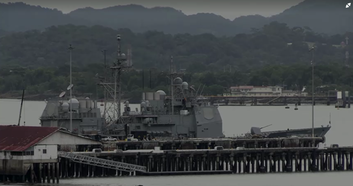 navio-de-guerra-dos-eua-atraca-no-canal-do-panama