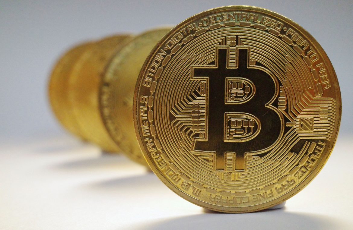 criptomoedas:-bitcoin-opera-em-queda-de-mais-de-3%-com-dados-fracos-nos-eua
