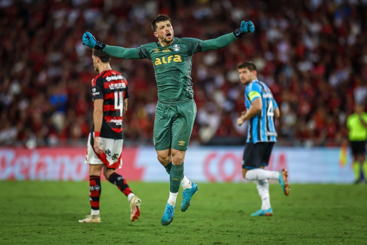 veja-o-gol-do-goleiro-tiago-volpi-no-empate-entre-flamengo-e-gremio