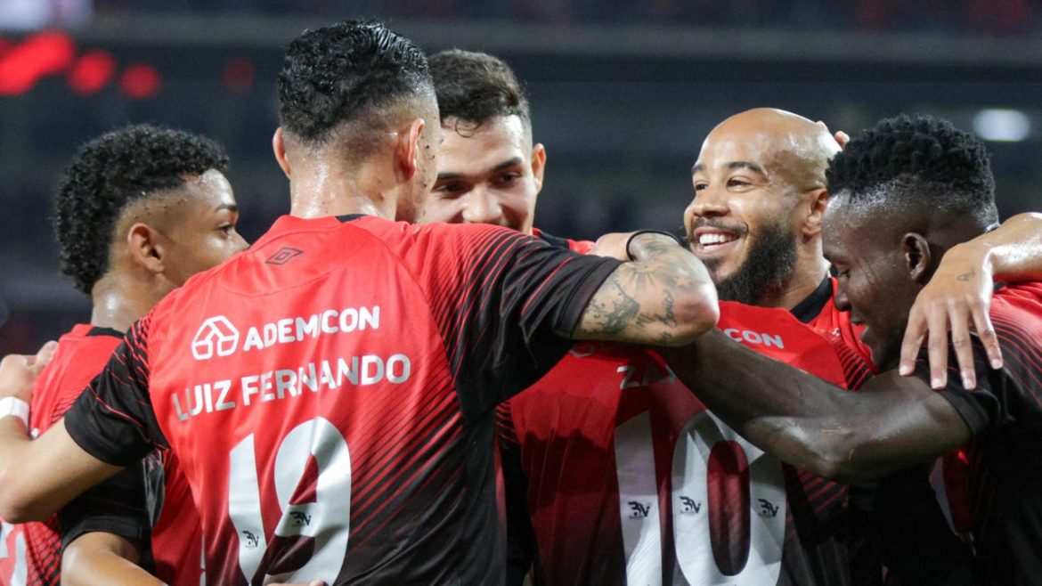 “ninguem-desanima”:-athletico-vence-segunda-seguida,-mas-ainda-ve-g4-distante