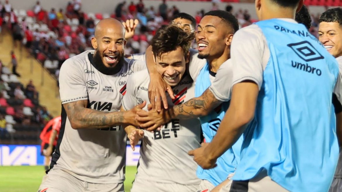 “a-la-sicupira”:-joia-do-athletico-marca-golaco-em-meio-a-futuro-incerto
