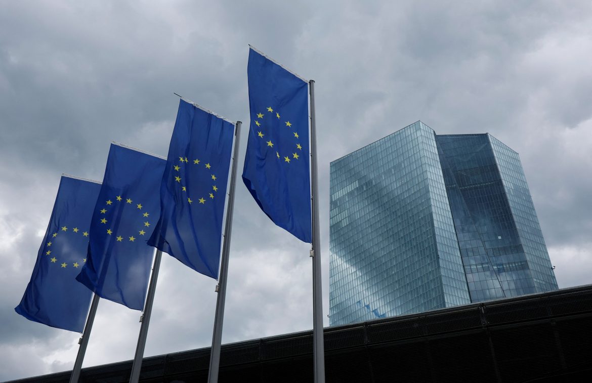fitch-eleva-previsao-de-crescimento-da-zona-do-euro-em-2025